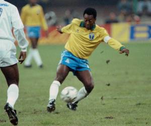 La ex estrella del fútbol brasileño, Edson Arantes do Nascimento juega el balón durante un partido amistoso de fútbol entre Brasil