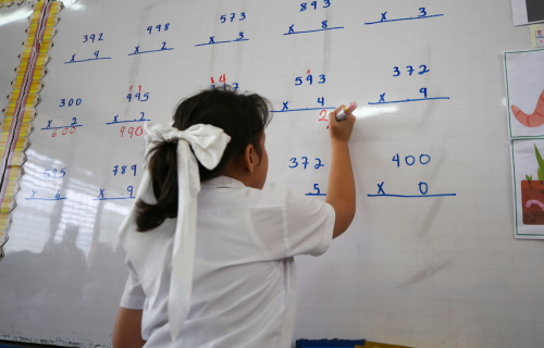 La pequeña Diana tratando de resolver una multiplicación de tres cifras. La niña cursa el tercer grado en el centro educativo Gabriela Mistral de Danlí, El Paraíso.