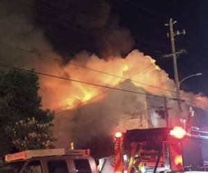 Los bomberos de Oakland trabajaron durante 12 horas sin interrupciones en la noche para ingresar al edificio tras hacer un agujero en un muro y luego comenzar a despejar de escombros, explicó una jefa de batallón de bomberos de la ciudad, Melinda Daryton.