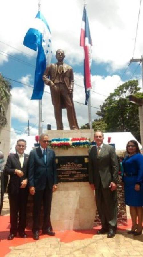 Los embajadores Joseph Kuo de Taiwán y José Osvaldo Leger de República Dominicana acompañaron al edil capitalino en la inauguración de la plaza, foto: El Heraldo.