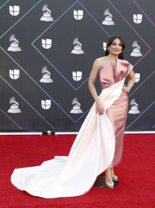 En Imágenes: famosos que se robaron las miradas en los Latin Grammy 2021