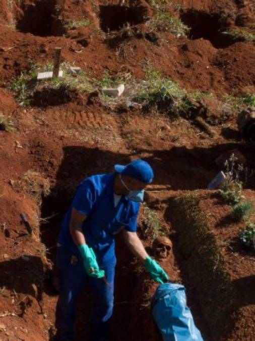 FOTOS: Ante muertes por coronavirus, cementerios de Sao Paulo vacían tumbas