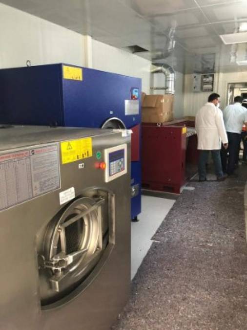 FOTOS: Así avanza la instalación de los urgentes hospitales móviles