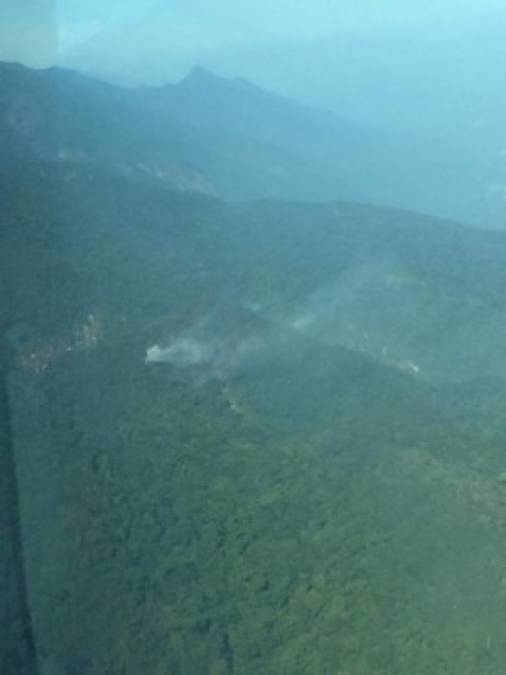FOTOS: Lo que se sabe del extraño humo que emana de Pico Bonito