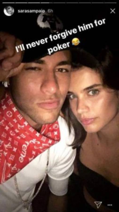 Neymar se olvida de la pelea con Cavani mientras se va de fiesta con una supermodelo