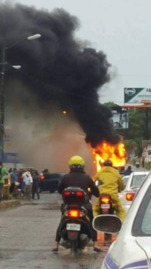 Mueren dos delincuentes y mujer en ataque a bus de transporte Cristina en La Ceiba