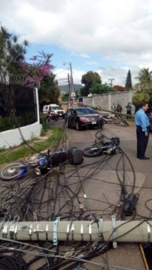 Camión deja caer cuatro postes en la colonia Las Minitas de la capital de Honduras