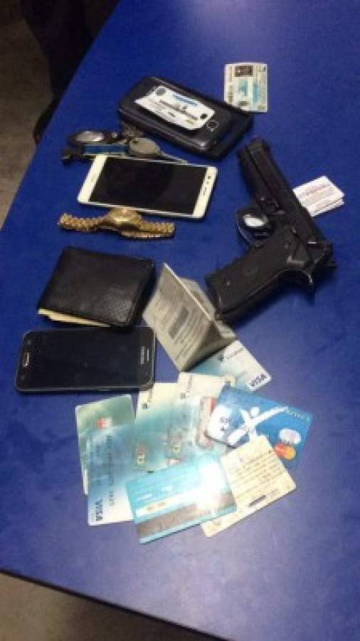 Parte de las pertenencias decomisadas a los miembros de la banda de asaltantes, entre ellas una pistola de uso policial, foto: El Heraldo/Sucesos de Honduras/Noticias de Honduras/El Heraldo Honduras.
