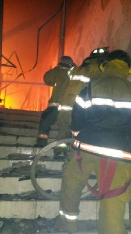 Incendio en La Masica, Atlántida deja pérdidas de 12 millones de lempiras en tienda de ropa