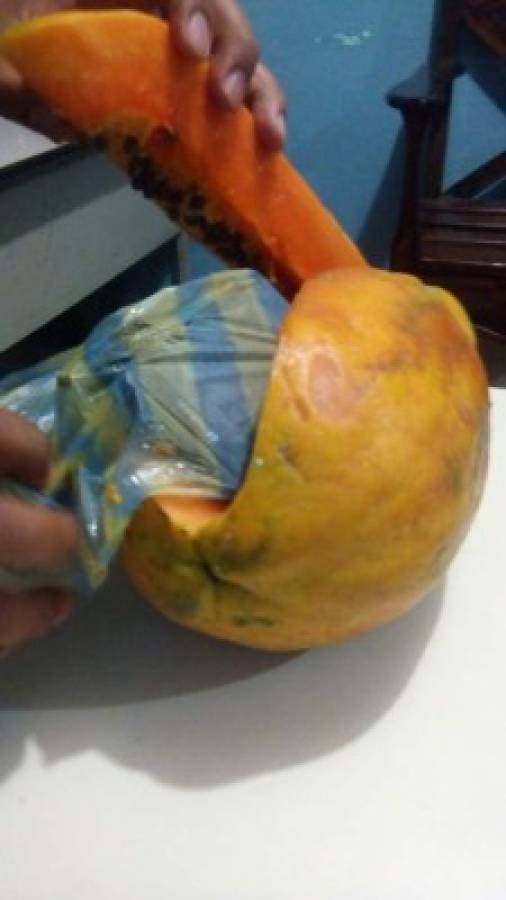 Detienen a mujer que intentó ingresar a la cárcel de La Ceiba un celular escondido en una papaya