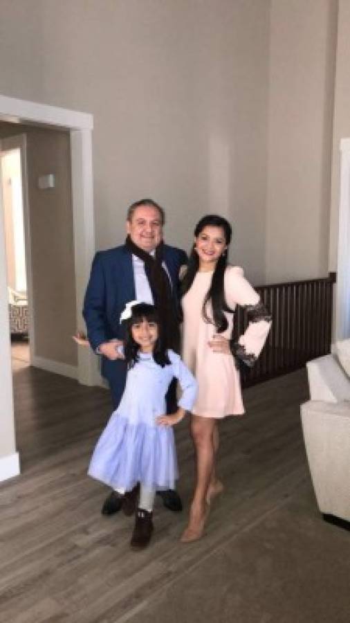 Octavio junto a su esposa e hija.