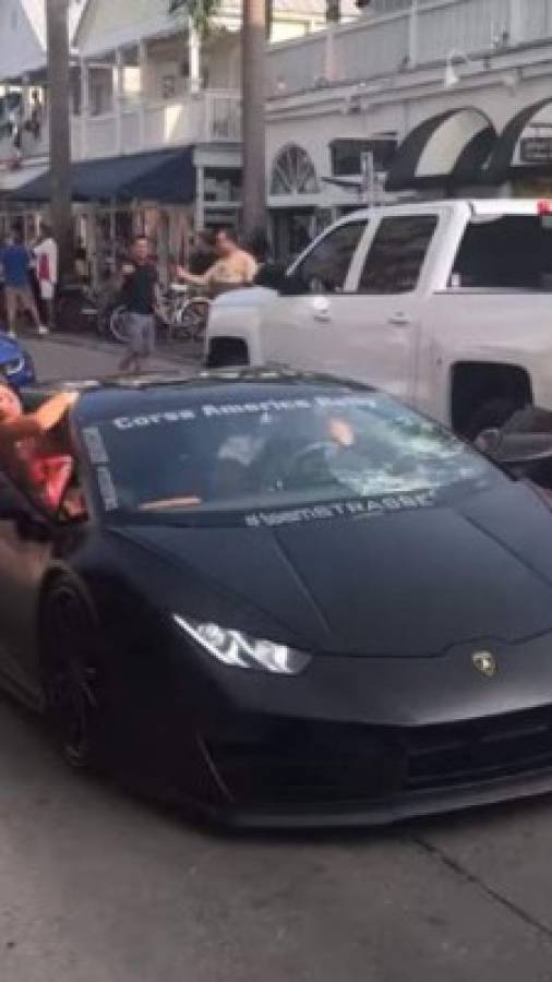 Viral: Hombre intenta tomarse una foto encima de su lujoso Lamborghini y todo sale mal