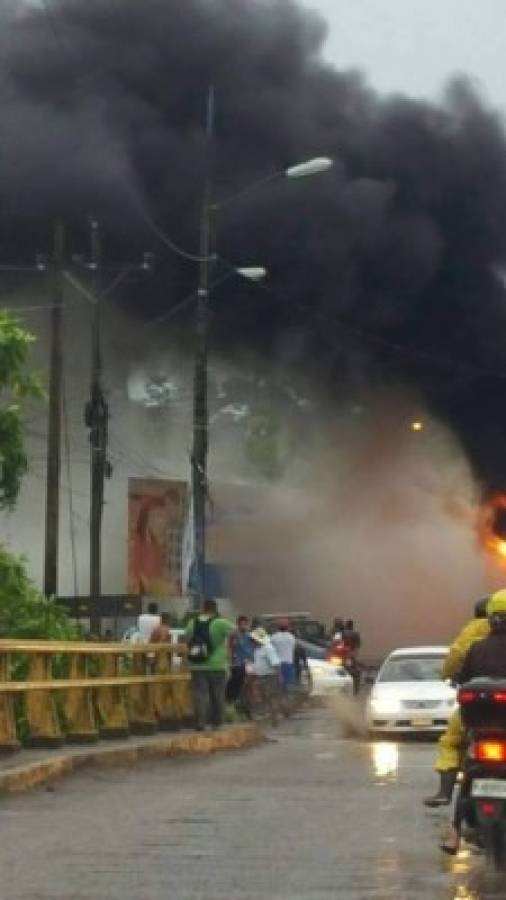 Mueren dos delincuentes y mujer en ataque a bus de transporte Cristina en La Ceiba