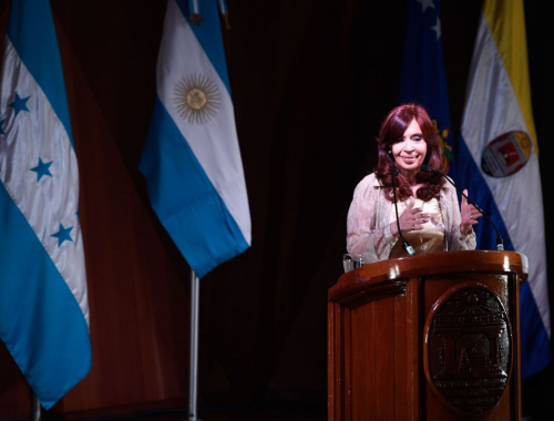 La vicepresidenta de Argentina, Cristina Fernández de Kirchner, dio un discurso en la UNAH.