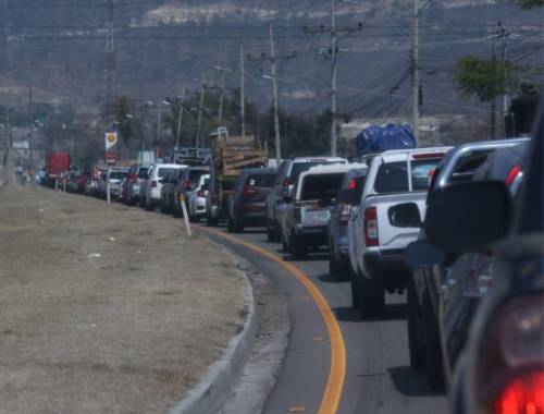 A partir de este miércoles, muchas personas comienzan a gozar de sus días de descanso por la Semana Santa 2024, por lo que la afluencia de veraneantes ha incrementado en las principales salidas de Tegucigalpa, la capital de Honduras. La cámara de EL HERALDO le muestra cómo lucen.