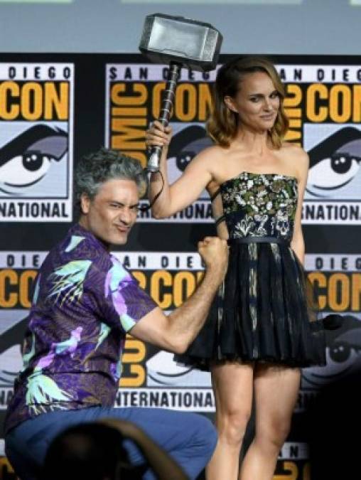 FOTOS: El vestido rockero que usó Natalie Portman para anunciar que será la versión femenina de Thor