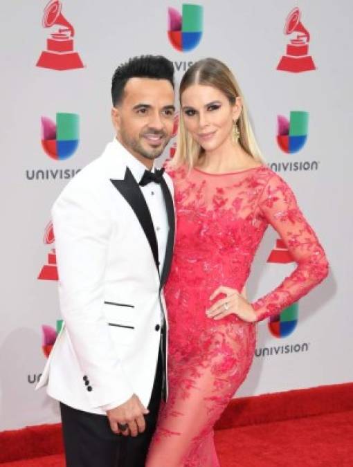FOTOS: Esposa de Luis Fonsi se roba las miradas en los Grammy con sensual vestido rojo