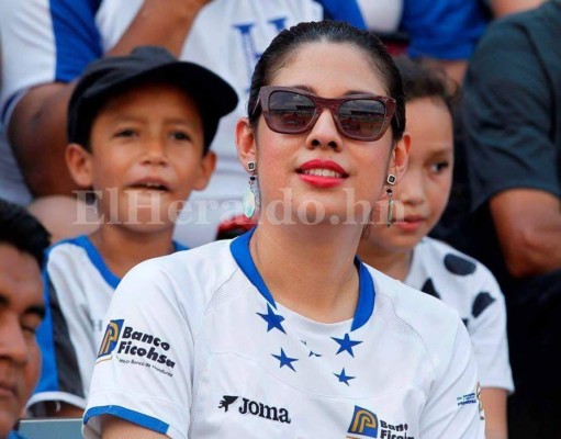 Hermosas hondureñas adornan el Olímpico de SPS en el duelo ante EEUU