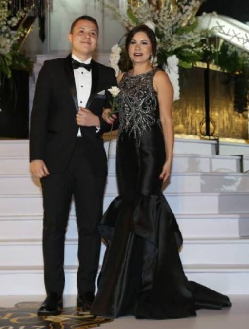 DelCampo School: Guapos Seniors desfilaron junto a madres en inolvidable noche de la Prom 2017