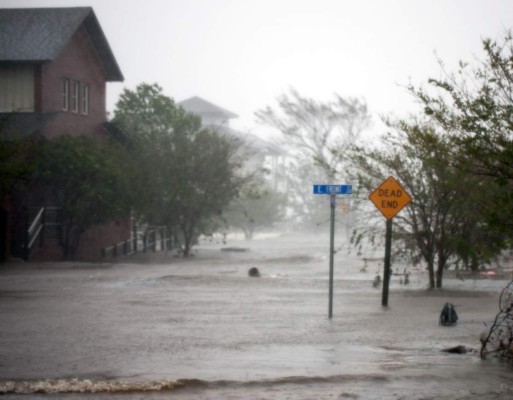 Personas heridas, evacuaciones e inundaciones deja el paso del huracán Florence en Carolina del Norte