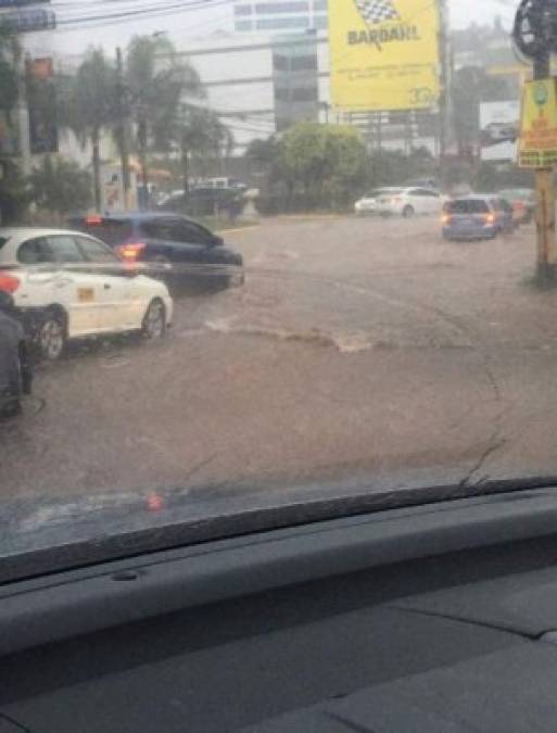 FOTOS: Lluvias dejan vehículos atrapados y convierten calles en ríos