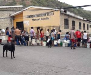 En barrios y colonias Copeco está llevando agua para paliar la crisis. Las filas son interminables. Foto: EL HERALDO.