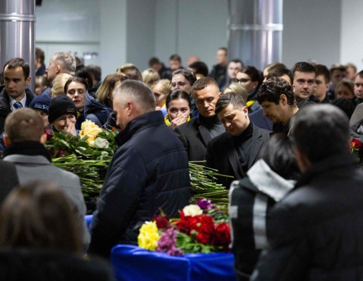 FOTOS: Lágrimas al recibir en Ucrania cuerpos de víctimas de accidente aéreo en Irán