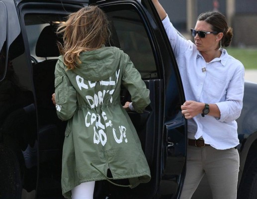 La polémica chaqueta de Melania Trump y el mensaje que revoluciona las redes