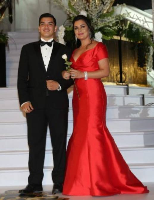 DelCampo School: Guapos Seniors desfilaron junto a madres en inolvidable noche de la Prom 2017