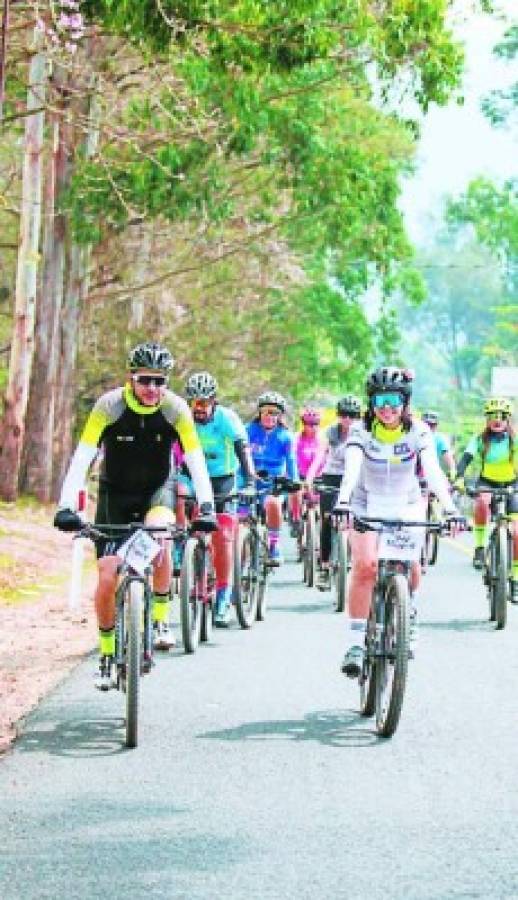 Novios llegan al altar en sus bicicletas en Valle de Ángeles