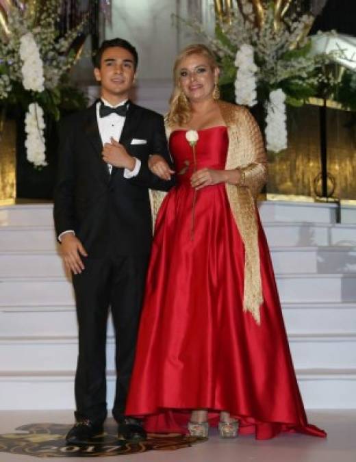 DelCampo School: Guapos Seniors desfilaron junto a madres en inolvidable noche de la Prom 2017