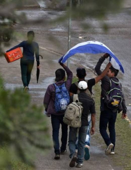 Cargando a sus hijos, una mochila y botellas con agua, así salen los migrantes en caravana desde Honduras a EEUU