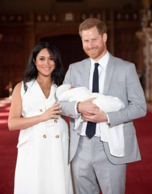 FOTOS: Así han sido presentados los bebés de la familia real británica