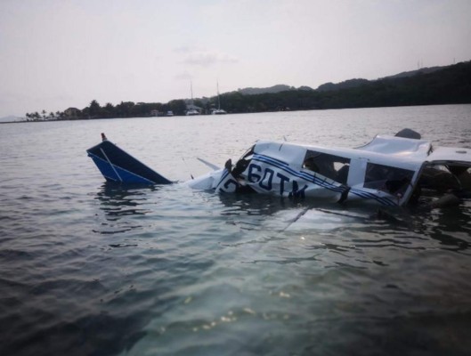 Las imágenes de la avioneta que se estrelló en Roatán y dejó cinco muertos