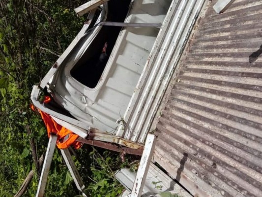 FOTOS: Las imágenes que dejó la caída de un vehículo a un abismo de La Paz