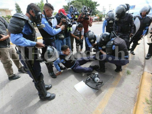 Impactantes fotos: Batalla campal fuera de la UNAH deja varios policías con quemaduras