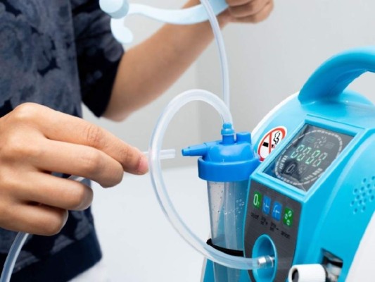 Un concentrador, según las especificaciones técnicas publicadas por la Organización Mundial de la Salud (OMS) en 2016, está diseñado 'para concentrar el oxígeno a partir del aire ambiente' y suministrarlo al paciente con hipoxemia, es decir, con bajos niveles de oxígeno en sangre.