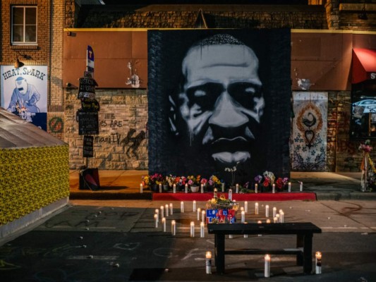 Los miembros de la comunidad continúan manifestaciones antes de las declaraciones de apertura en el juicio del ex oficial de policía de Minneapolis Derek Chauvin, quien enfrenta cargos de asesinato por la muerte de George Floyd. Foto: Agencia AFP.