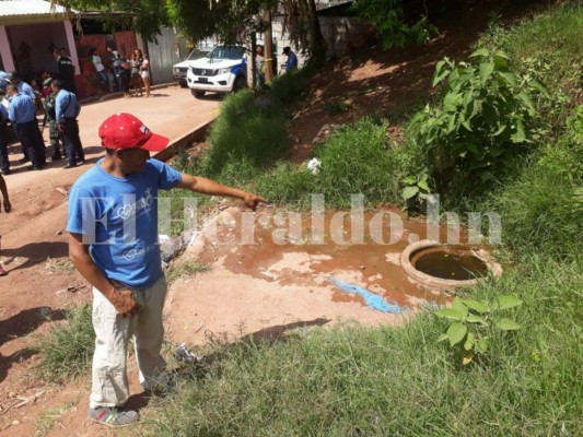 El peligroso pozo destapado no cuenta con una señal de advertencia. Foto Estalin Irías / EL HERALDO