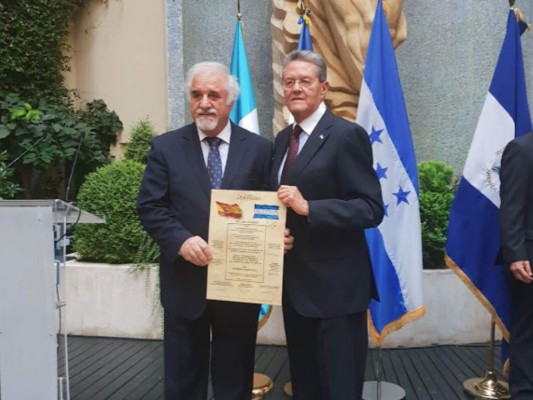 Norman García recibió el reconocimiento de manos del embajador George Massaad.