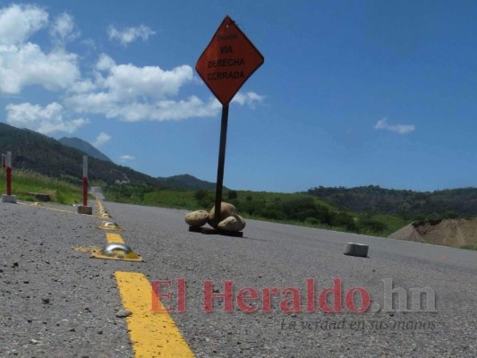 Durante al menos 30 kilómetros del Canal Seco es normal encontrarse con rótulos que anuncian desvíos por trabajos de construcción, dejando el paso solo a dos carriles. Foto: Jhony Magallanes/El Heraldo