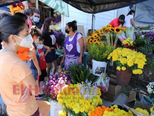 Flores, dulces y pastel: así festejan los capitalinos el Día de las Madres