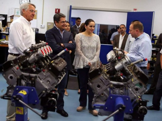 El presidente Juan Orlando Hernández visitó GreenU4 para cerrar el negocio.