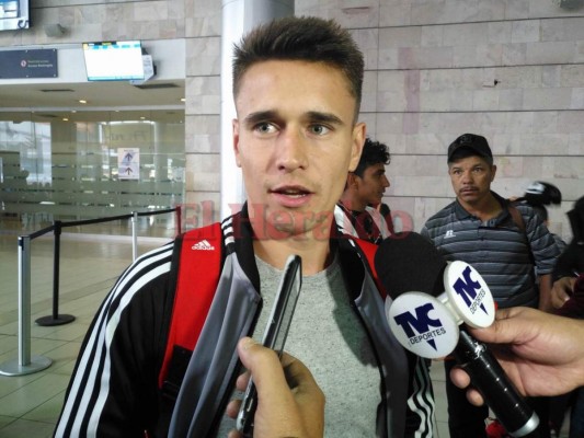 El jugador argentino -que mide 1.65 metros- arribó este domingo al aeropuerto Toncontín de la capital de Honduras donde fue abordado por la prensa y emocionó a los hinchas azules que se encontraban en la terminal aérea. Fotos Grupo OPSA