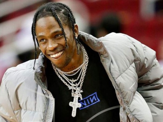 El artista de hip hop Travis Scott observa el calentamiento antes del partidos de la NBA entre los Rockets de Houston y los Nuggets de Denver. (Foto: AP)