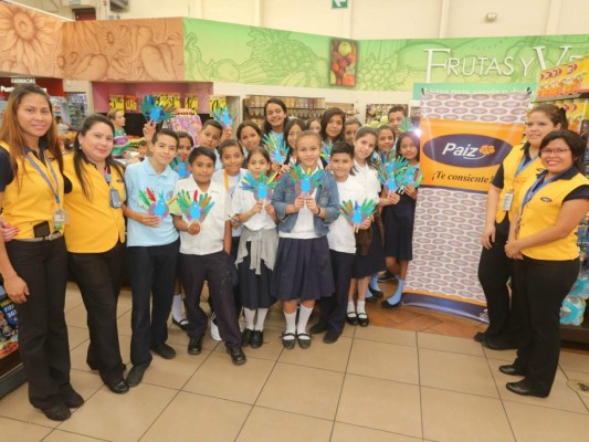 Los líderes ambientalistas del Ceb Cámara Junior 1 visitaron la tienda Paíz del bulevar Los Próceres. Foto: David Romero / El HEraldo