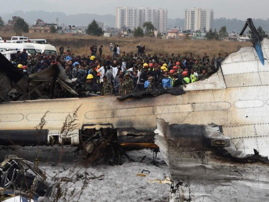 Impactantes imágenes del avión que cayó en Nepal y dejó unos 40 muertos