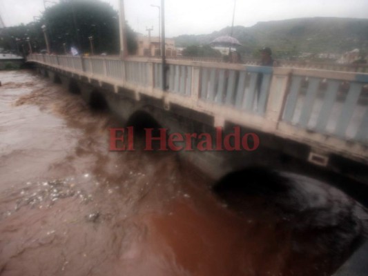 Impactantes imágenes de la crecida del río Choluteca en la capital de Honduras