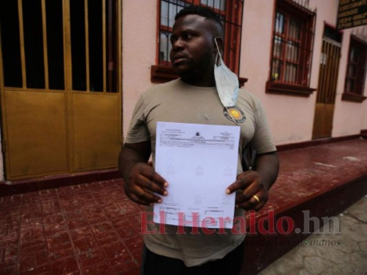 En el Instituto Nacional de Migración de Choluteca los migrantes reciben un papel para ir a pagar la multa al banco, en caso contrario no pueden continuar. Foto: Johny Magallanes / EL HERALDO.