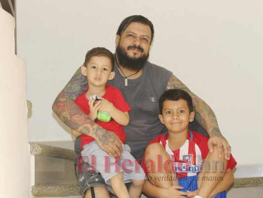 Ramsés Barrientos y sus dos hijos, Lorenzo y Paolo. Fotos: El Heraldo Honduras.